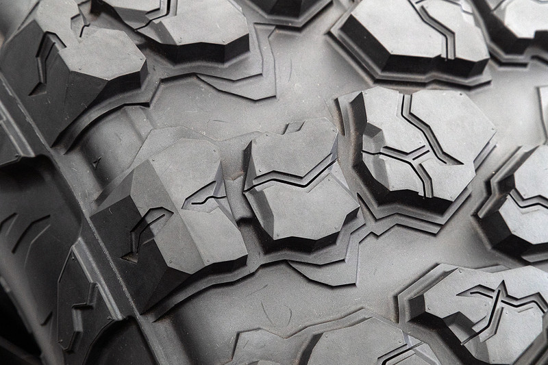 タイヤデザインには自然界の岩をイメージした「ロックコンセプト」とともに、同コンセプトから生まれた「ロックコンセプトトレッド」、大型のサイドブロックなどを採用。性能面ではG003を超えるオフロード性能を目指し、溝面積を大きくとった「ワイドラググルーブ・パターン」がトラクション性能を発揮するとともに、大型サイドブロックが深いマッド路面やロック路面での走行性能向上に貢献