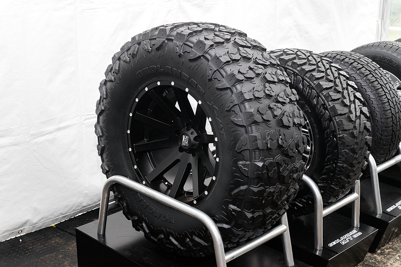 タイヤデザインには自然界の岩をイメージした「ロックコンセプト」とともに、同コンセプトから生まれた「ロックコンセプトトレッド」、大型のサイドブロックなどを採用。性能面ではG003を超えるオフロード性能を目指し、溝面積を大きくとった「ワイドラググルーブ・パターン」がトラクション性能を発揮するとともに、大型サイドブロックが深いマッド路面やロック路面での走行性能向上に貢献