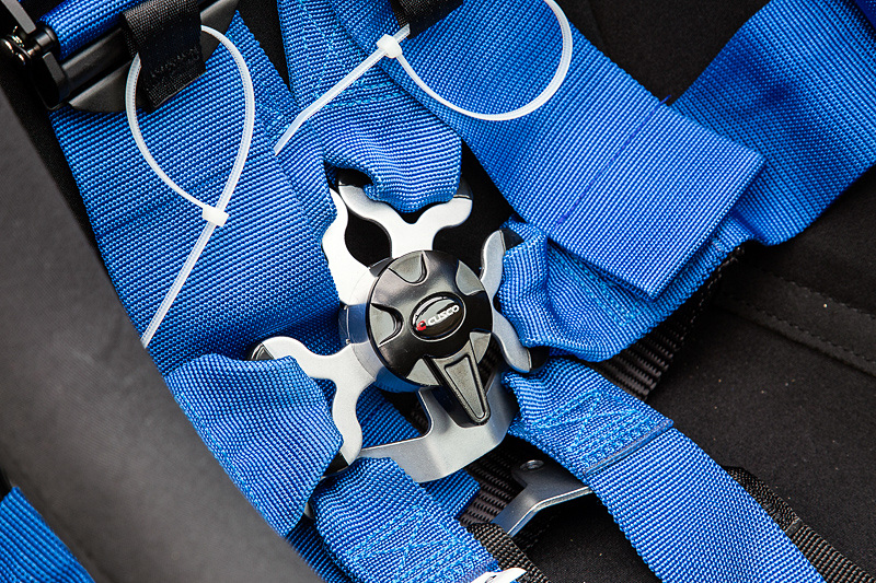 クスコ製レーシングハーネス「6Points FHR」（HANS専用）