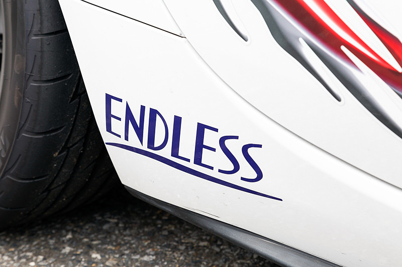 ブレーキは以前からエンドレスだが、メーカーロゴのデザインが変更され、ステッカーも新しいものに貼り替えられた