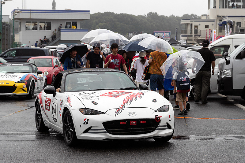 小雨が降ったり止んだりする中を公式車検に向かう