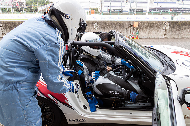 各ドライバーが2018年から変わったハーネスの装着を練習