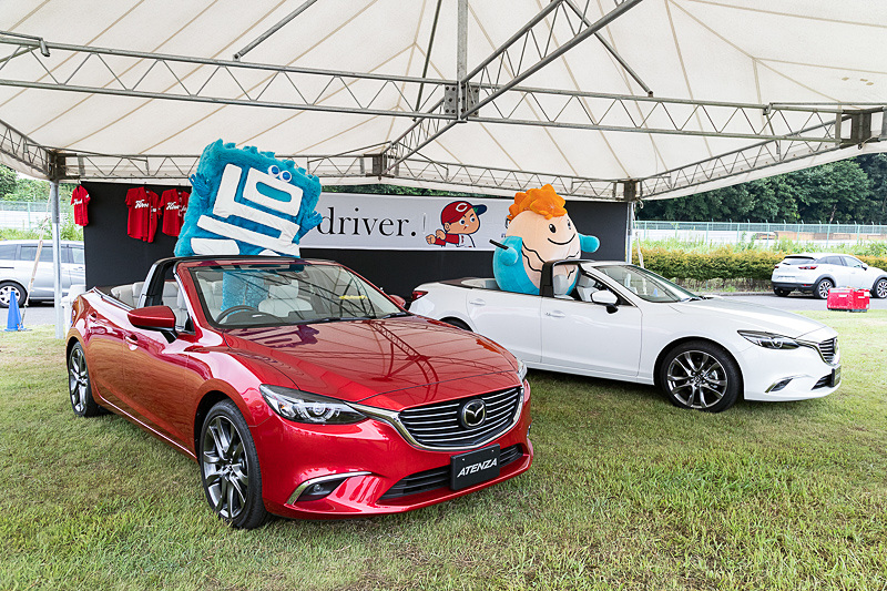 「アテンザパレードカーと一緒に写真を撮ろう！」のコーナーに、けんみん文化祭ひろしまマスコットキャラクターの「ブンカッキー」（右）と呉市PRキャラクターの「呉氏」（左）が登場した