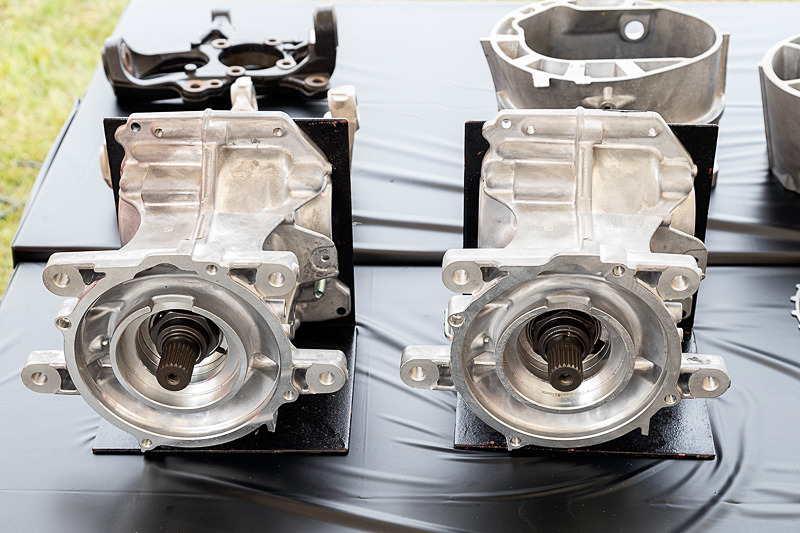 デフギヤの新旧比較。見た目に大きな違いはないが、自分の手で軸を回すと新型の抵抗が少なくなっていることを体感できる