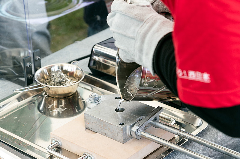 イベント用に融点の低い錫（すず）を使った