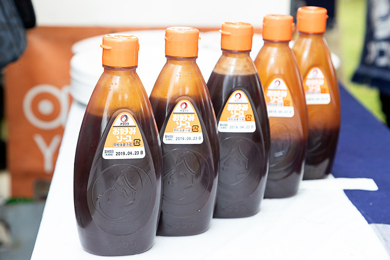 「広島まつり」は第2弾として、昨年同様にオタフクソースが出展。できたてのお好み焼きが無料で振る舞われた