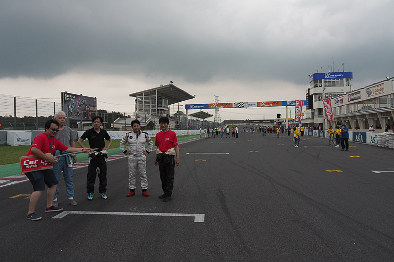 決勝グリッドは14番手でホームストレートの最後の部分となった。ドライバーたちの表情はまだまだ余裕だが、後方には黒い雨雲が迫っている