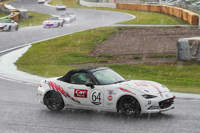 Car Watchロードスターも雨の中を走行