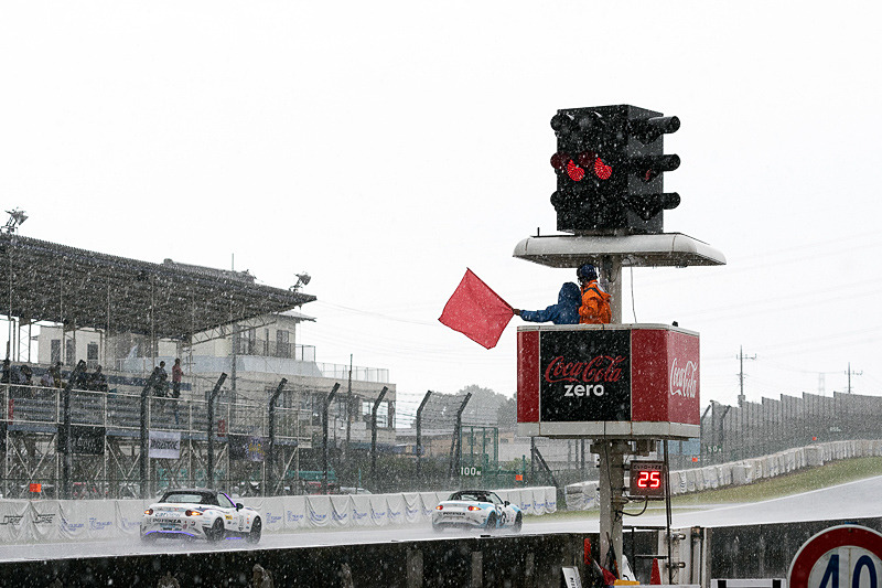 すぐに赤旗中断となった