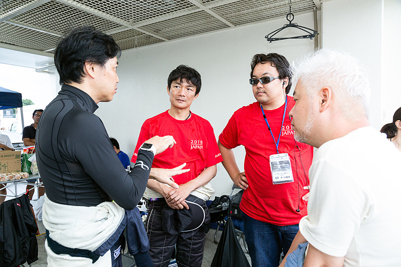 ドライバーは車両から降りられないので、残る交代ドライバーと監督で戦略を話し合う