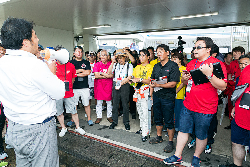 主催者側からの説明シーン。最初からレースをやり直すと発表された