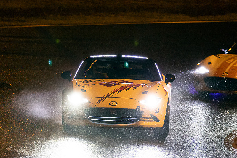 長い停車のあと、落ち着いてペースを上げる