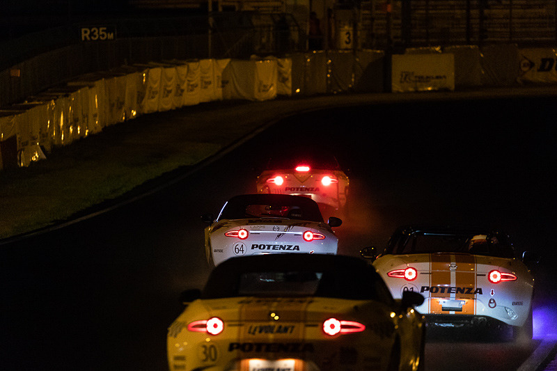 長い停車のあと、落ち着いてペースを上げる