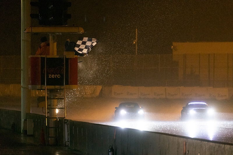 Car Watchロードスターが停止した数分後、チェッカーフラッグが振られてレースは終了