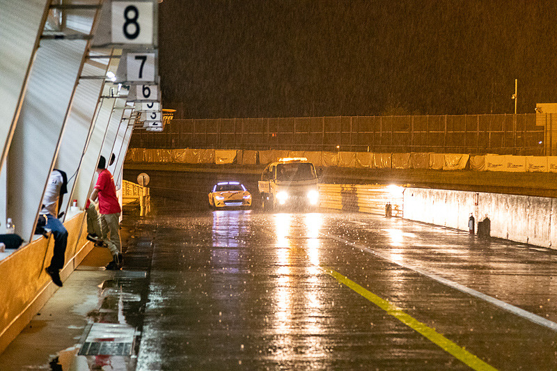 牽引されてピットに戻ってくるCar Watchロードスター