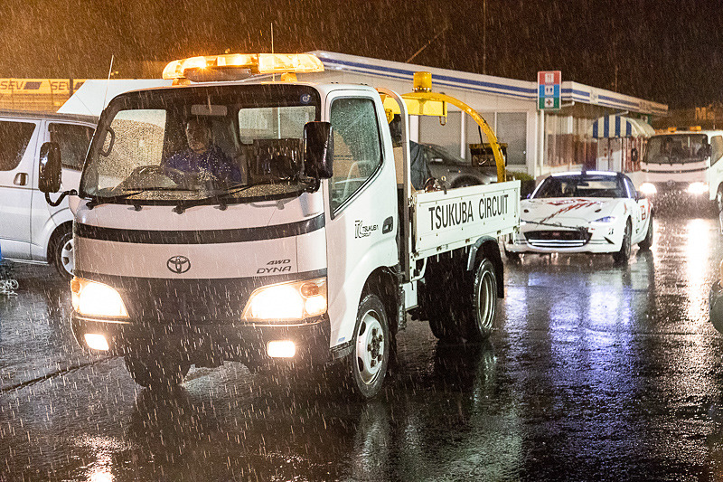 牽引されてピットに戻ってくるCar Watchロードスター