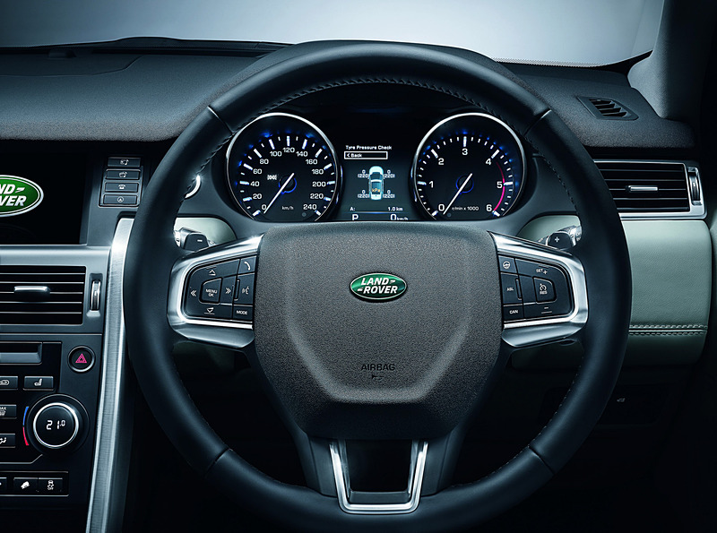 「ヒーテッド・ステアリングホイール」「ハンズフリー・パワーテールゲート」「パーシャルレザーシート」などを特別装備