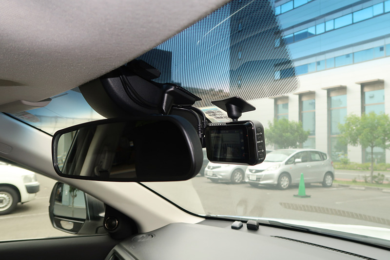 マルチカメラタイプながらコンパクトサイズを実現し、ルームミラー後方に取り付けするよう工夫すると、視界に影響しないような装着も可能（写真の装着車両は本田技研工業「ヴェゼル」）