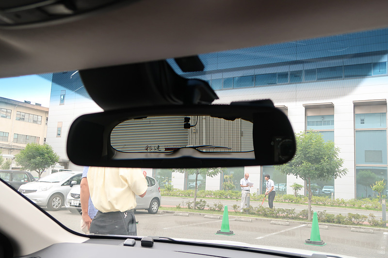 マルチカメラタイプながらコンパクトサイズを実現し、ルームミラー後方に取り付けするよう工夫すると、視界に影響しないような装着も可能（写真の装着車両は本田技研工業「ヴェゼル」）
