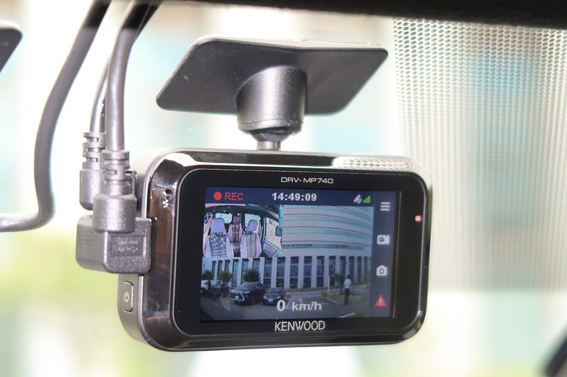 2.7型TFTアクティブマトリクス液晶モニターは、2ndカメラで撮影した車両後方や車室内の映像を2画面表示することも可能