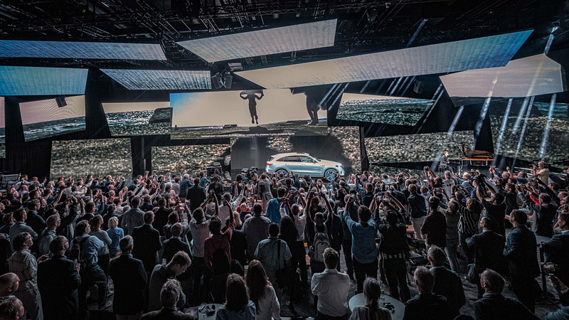 クロスオーバーSUVの新型EV（電気自動車）「EQC」の発表会