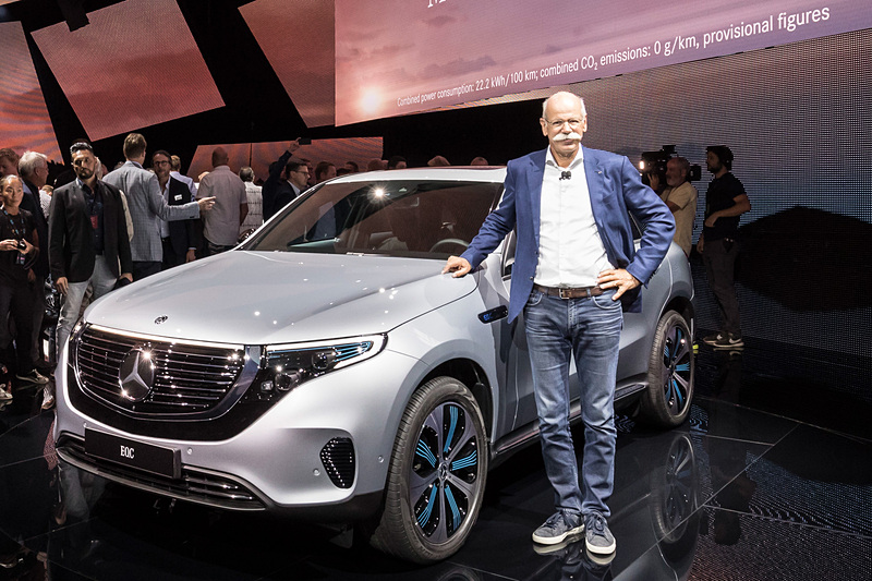 クロスオーバーSUVの新型EV（電気自動車）「EQC」とダイムラー会長兼メルセデス・ベンツ・カー最高経営責任者（CEO）のディーター・ツェッチェ氏