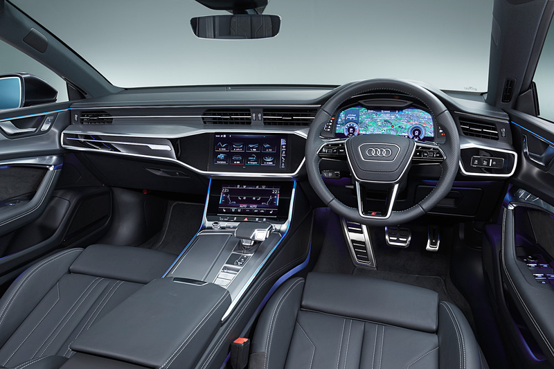 新型A7 スポーツバックでは12.3インチの大型ディスプレイを備えた「アウディバーチャルコクピット」とともに、センターコンソール上側に10.1インチスクリーン、下側に8.6インチスクリーンと、計3つのデジタルディスプレイが標準装着される
