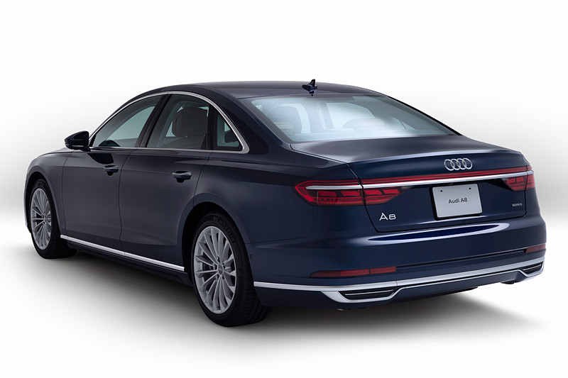 通常モデルのボディサイズは5170×1945×1470mm（全長×全幅×全高）、ホイールベースは3000mm。ロングホイールベースモデルとなるA8 Lは全長とホイールベースが130mm増加する