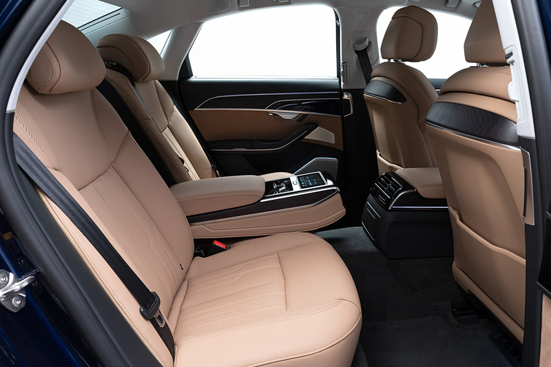 新型A8のインテリア。センターコンソールにはハプティック（触感）フィードバック機能を備えた上段10.1インチ、下段8.6インチのタッチ式スクリーンを採用