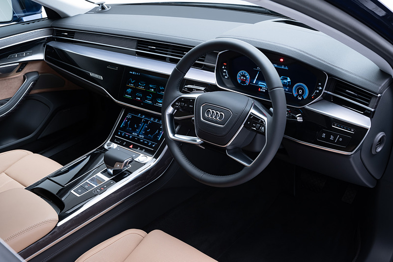 新型A8のインテリア。センターコンソールにはハプティック（触感）フィードバック機能を備えた上段10.1インチ、下段8.6インチのタッチ式スクリーンを採用