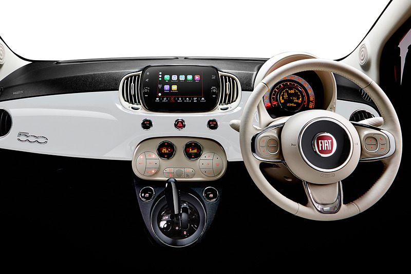 Uconnectは画面サイズが5インチから7インチに大型化。視認性が高まっている