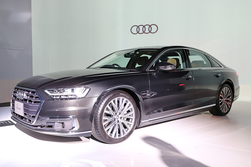 A8のボディサイズは5170×1945×1470mm（全長×全幅×全高）、ホイールベースは3000mm。写真はロングホイールベースモデルとなるA8 Lで、全長とホイールベース共に130mmアップ。タイヤサイズは265/40 R20