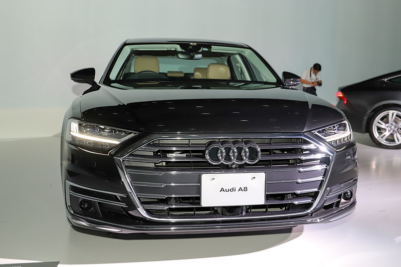 A8のボディサイズは5170×1945×1470mm（全長×全幅×全高）、ホイールベースは3000mm。写真はロングホイールベースモデルとなるA8 Lで、全長とホイールベース共に130mmアップ。タイヤサイズは265/40 R20