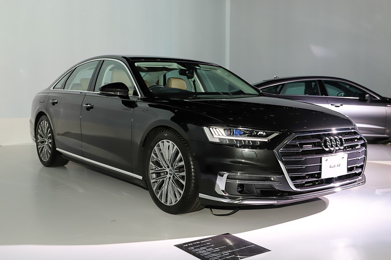 A8のボディサイズは5170×1945×1470mm（全長×全幅×全高）、ホイールベースは3000mm。写真はロングホイールベースモデルとなるA8 Lで、全長とホイールベース共に130mmアップ。タイヤサイズは265/40 R20