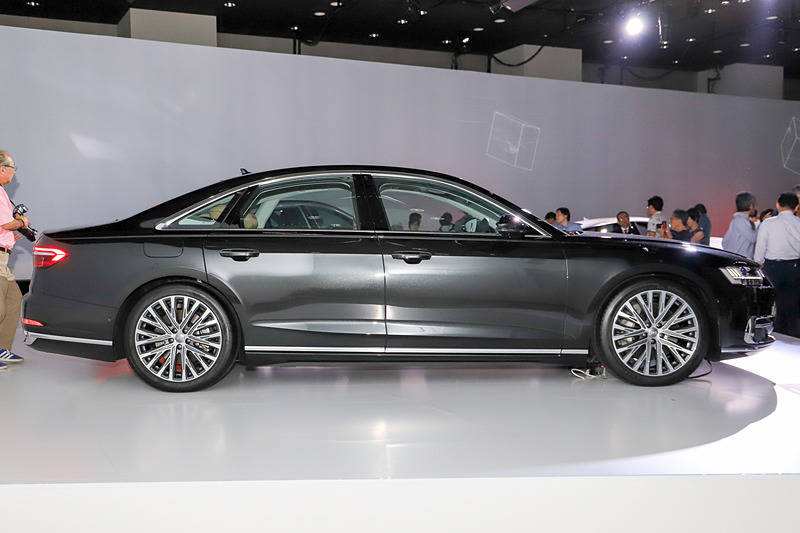 A8のボディサイズは5170×1945×1470mm（全長×全幅×全高）、ホイールベースは3000mm。写真はロングホイールベースモデルとなるA8 Lで、全長とホイールベース共に130mmアップ。タイヤサイズは265/40 R20