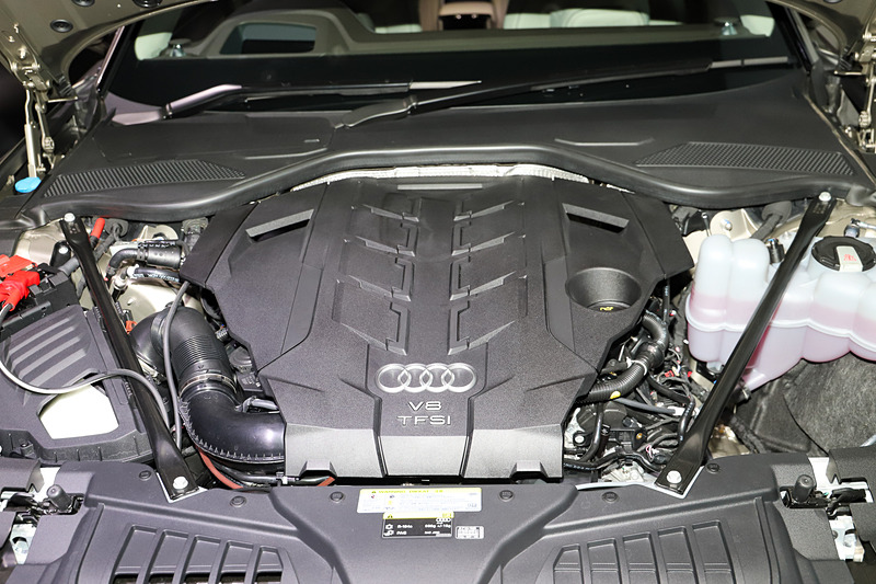 写真はA8 60 TFSI quattro/A8 L 60 TFSI quattroに搭載されるV型8気筒DOHC 4.0リッター直噴ツインターボ「CXY」型エンジンで、最高出力338kW(460PS)/5500rpm、最大トルク660Nm(67.3kgfm)/1800-4500rpmを発生。A8 55 TFSI quattroには最高出力250kW(340PS)/5000-6400rpm、最大トルク500Nm(51.0kgfm)/1370-4500rpmを発生するV型6気筒DOHC 3.0リッターターボ「CZS」型エンジンが搭載される