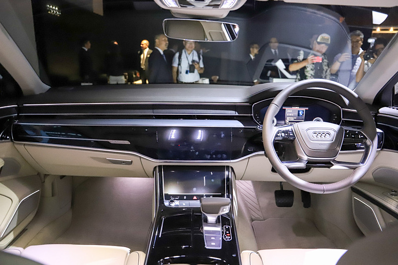 A8 Lのインテリアは、水平基調で広々としたスペースと幅を強調し、豪華なラウンジのような雰囲気を創出