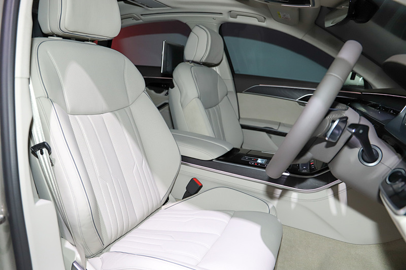 A8 L専用オプションの「コンフォートコンツアーシート」のインテリア