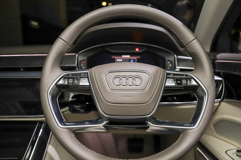 A8 L専用オプションの「コンフォートコンツアーシート」のインテリア