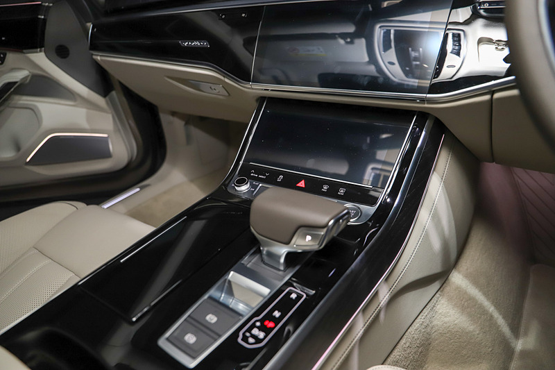 A8 L専用オプションの「コンフォートコンツアーシート」のインテリア