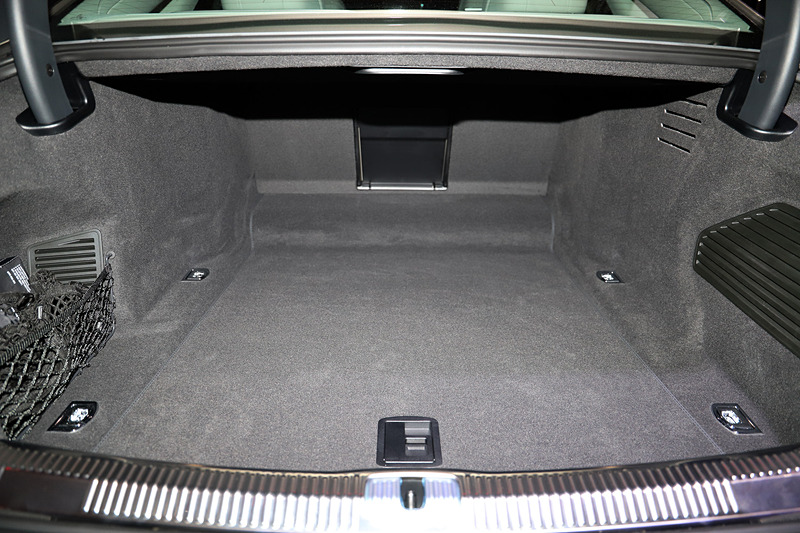 A8 Lのトランク。中央部分がトランクスルーとなる