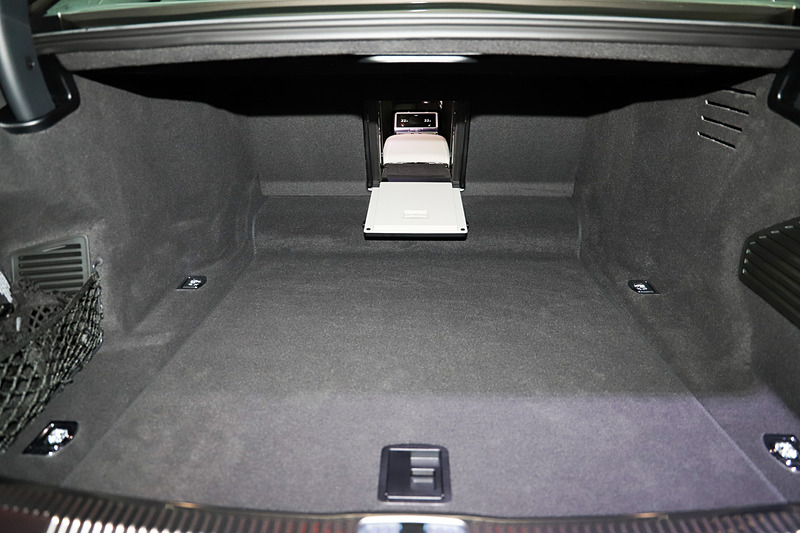 A8 Lのトランク。中央部分がトランクスルーとなる