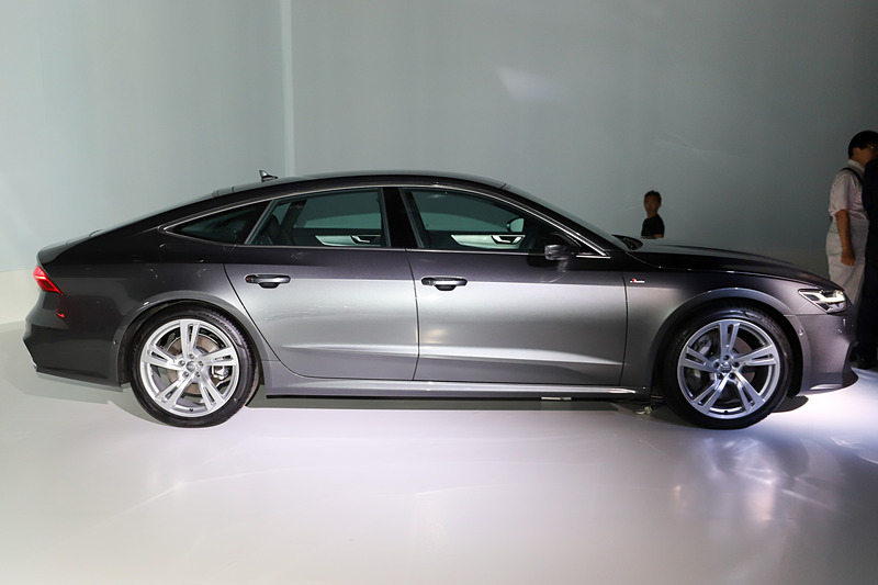 A7 スポーツバックのボディサイズは4970×1910×1415mm（全長×全幅×全高。S line仕様の全長は4975mm、スポーツサスペンション装着車の全高は1405mm）、ホイールベースは2925mm。タイヤサイズは255/40 R20