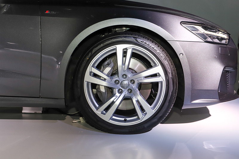 A7 スポーツバックのボディサイズは4970×1910×1415mm（全長×全幅×全高。S line仕様の全長は4975mm、スポーツサスペンション装着車の全高は1405mm）、ホイールベースは2925mm。タイヤサイズは255/40 R20