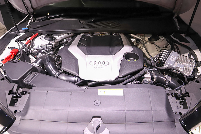 A7 スポーツバックには、最高出力250kW（340PS）/5200-6400rpm、最大トルク500Nm（51.0kgfm）/1370-4500rpmを発生するV型6気筒3.0リッターターボ「DLZ」型エンジンを搭載