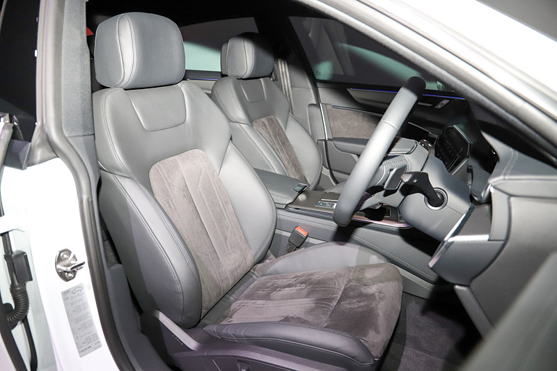 A7 スポーツバックのインテリア。センターコンソールのディスプレイはドライバーに向けて角度が付けられ、操作に最適な場所に配置されている