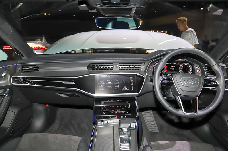 A7 スポーツバックのインテリア。センターコンソールのディスプレイはドライバーに向けて角度が付けられ、操作に最適な場所に配置されている