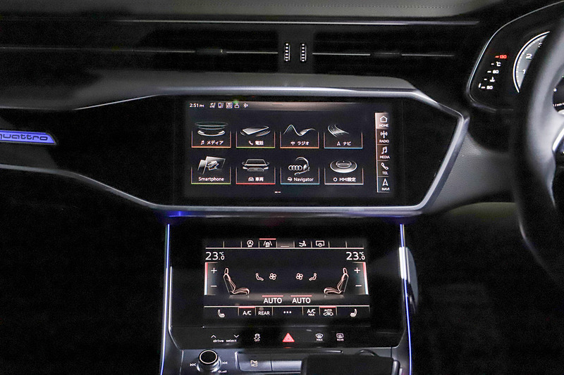 A7 スポーツバックのインテリア。センターコンソールのディスプレイはドライバーに向けて角度が付けられ、操作に最適な場所に配置されている