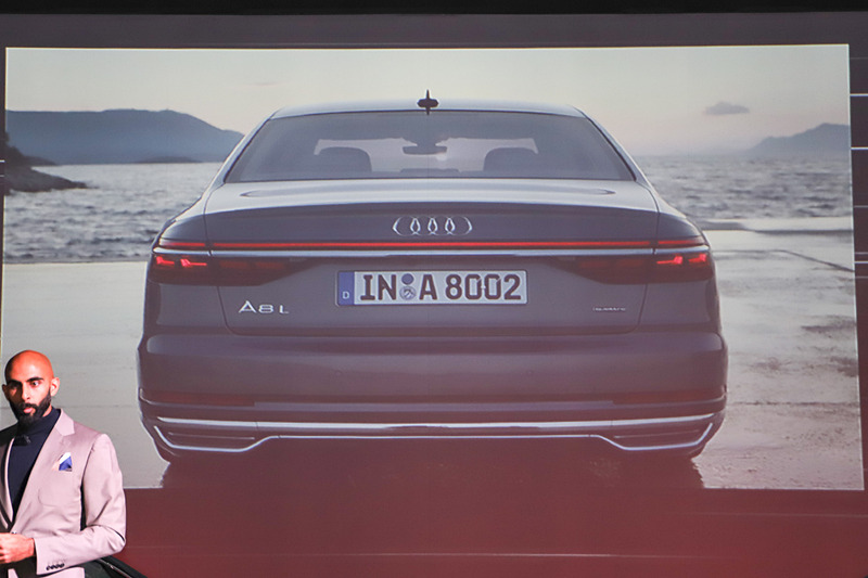 A8のリアランプは車幅いっぱいに配置され、光をアニメーションで表現するカミングホーム/リービングホーム機能を備える