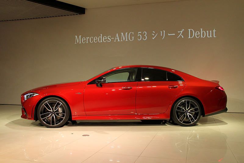 CLS 53 4MATIC＋のエクステリアでは、シルバークロームのツインブレードフロントグリル、20インチのハイグロスブラックとシルバーのツートーン5ツインスポークアルミホイール（タイヤはMO［Mercedes Original］の刻印が入った横浜ゴム「ADVAN Sport V105」）、AMG専用のサイドスカート、ボディ同色のトランクリッドスポイラーリップなどを装備